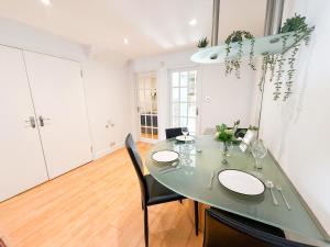 Spacious Detached Houses with FREE PARKING near Little Venice, Paddington & Hyde Park by NourNest Apartments