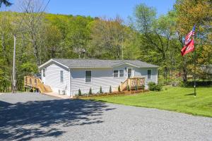 4 Mi to Delaware River Callicoon Retreat with Deck!
