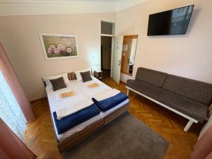 Triple Room with Shared Bathroom room in Hostel Dino