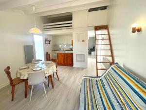 Maisonnette cosy avec piscine chauffée et tennis, à 800m de la plage, idéale pour 4 pers. - FR-1-231-310