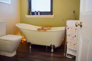 The Invergarry - Royal Deeside Luxury 5 star Couples Retreat with Hot Tub, Aboyne