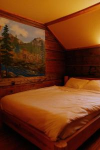 Rustic Beaverfoot Lodge Room N10