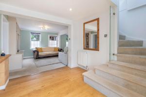 East Sussex Manor - Sleeps 12 - Hot Tub & Parking