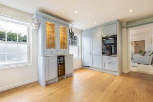 East Sussex Manor - Sleeps 12 - Hot Tub & Parking