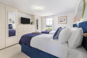 East Sussex Manor - Sleeps 12 - Hot Tub & Parking