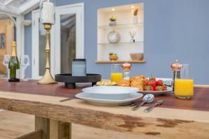 East Sussex Manor - Sleeps 12 - Hot Tub & Parking