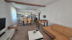 Spacious 4 bedroom apartment with free parking lot