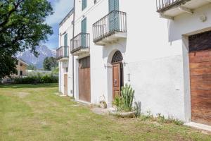 Gran sasso white house