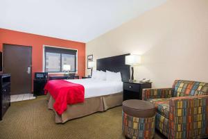 Accessible King Room Exterior room in Ramada Plaza by Wyndham Gillette Conference Center
