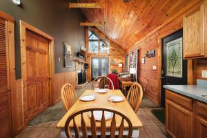 Pet friendly, king bedrooms, smart TVs, pool table, theater room, and hot tub!