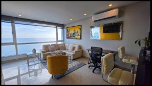 Oceanview Suite with two Pools, Gym & Guest Access