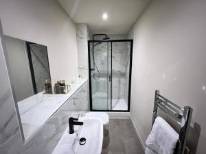Luxury 2 Bed 2 Bath En-Suite condo
