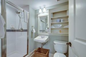 2 BR 2 BA With 6 Seater Golf Cart, Village of Baytowne Wharf