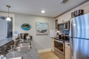 2 BR 2 BA With 6 Seater Golf Cart, Village of Baytowne Wharf