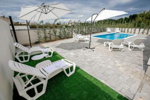 Charming Vrsi Apartment with Pool and Nature Views