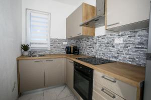 Charming Vrsi Apartment with Pool and Nature Views