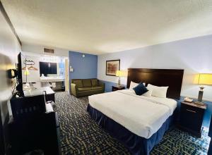 One Bedroom King Suite with Sofa Bed - Non-Smoking room in Rodeway Inn