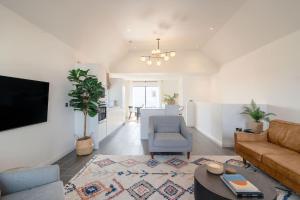 Modern Open plan family home + Balcony & BBQ area