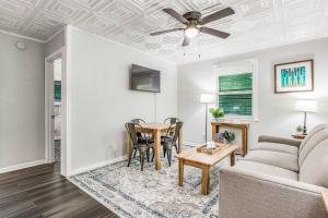 Mins to Downtown Carriage House - Pensacola Pearl