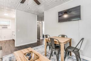 Mins to Downtown Carriage House - Pensacola Pearl