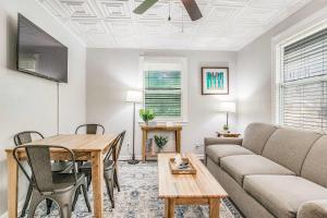 Mins to Downtown Carriage House - Pensacola Pearl