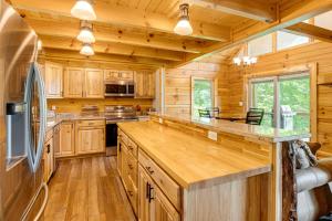 Waynesville Romantic Hideaway w Private Hot Tub