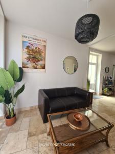 Dors Fée Duplex avec Toit-Terrasse et Salle de Jeux - Centre Bourg à 4 min du Puy duFou - 3hvězdičkové hotely ve městě Les Épesses