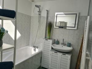 Maisons de vacances Dors Fee Duplex avec Toit-Terrasse et Salle de Jeux - Centre Bourg a 4 min du Puy duFou : photos des chambres