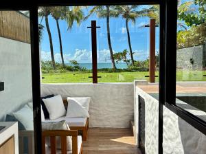 Pequena Grécia, frente mar, pé na areia com piscina