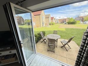 Ocean Breeze - Part of the The Bay Filey Holiday Village with pool, gym and direct beach access, pub, restaurant, tennis and meadows walks