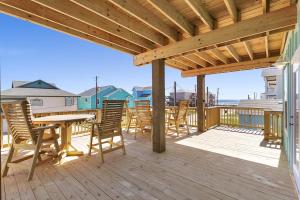 Spacious Surfside House One Minute to Beach
