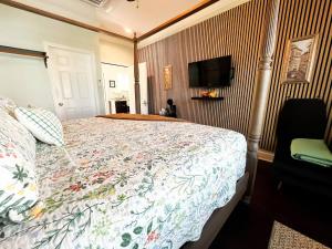 Victorian Modern Room in Carriage House - Unit B