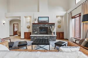 Luxe Villa Expansive Yard Near Rapid City