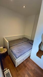 Garden house on the Vltava riverbank 15 min to Prague