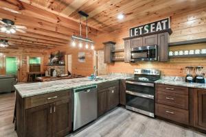 Flowing Waters Lodge by Venture Smoky Mountains