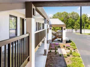 Farragut Inn & Suites