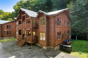 Flowing Waters Lodge by Venture Smoky Mountains
