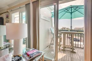 Walk to Beach and Marsh Condo in Murrells Inlet