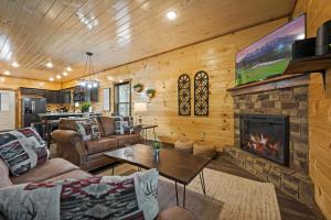 Golden Bear Lodge by Venture Smoky Mountains