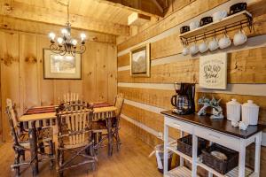 H2Oasis by Venture Smoky Mountains