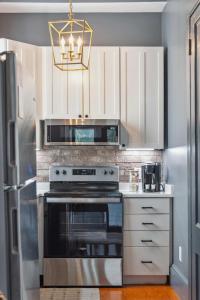 Beautiful Renovated Apartment One Block from King