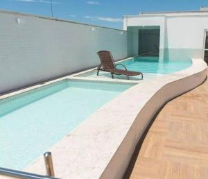 2 quartos, Piscina, 2 vagas, 250mts da PRAIA