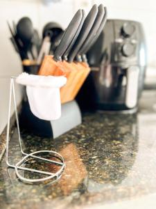 2 quartos, Piscina, 2 vagas, 250mts da PRAIA