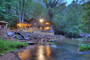 Waterfalls Edge by Venture Smoky Mountains