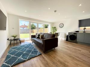 NEW Bungalow - 20-min walk to Quays - Plenty of Parking - Large Garden - Wi-Fi