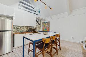 3BR Condo with Loft, Foosball, Deck, Near Skiing