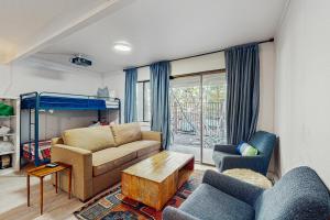 3BR Condo with Loft, Foosball, Deck, Near Skiing