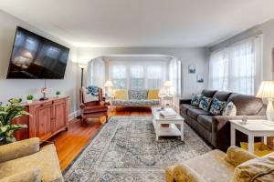 Cottage with Yard in Dtwn Chincoteague!