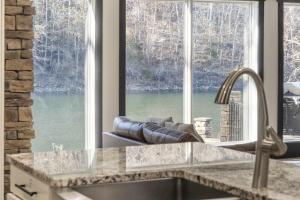 Foggy River Retreat - For 16