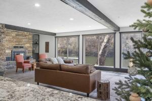 Foggy River Retreat - For 16